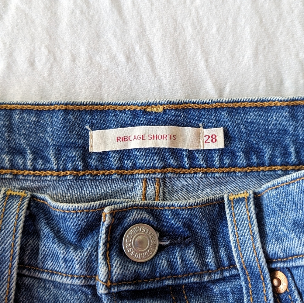Levi's Ribcage Shorts 28 - Picture 3 of 4
